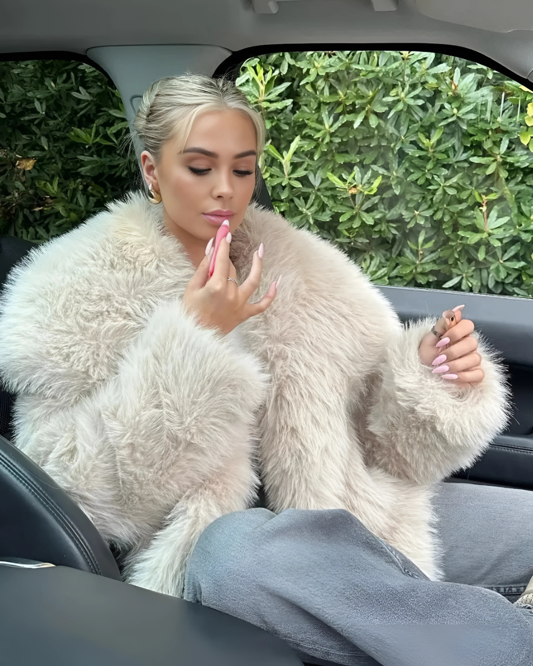 Casaco Sabrina felpuda e gola ampla