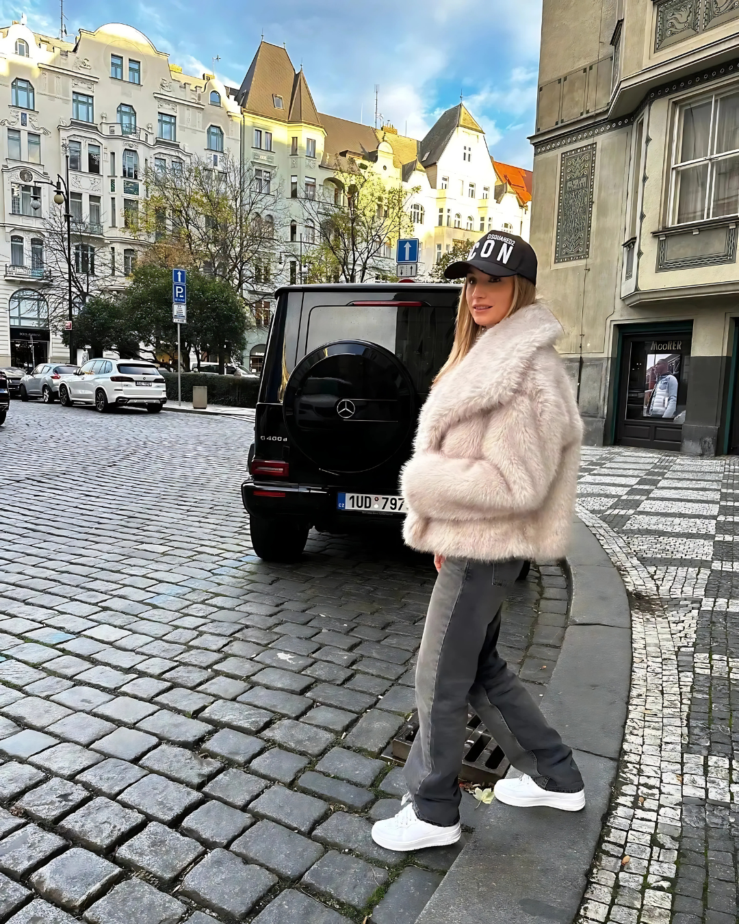 Casaco Sabrina felpuda e gola ampla