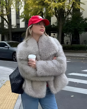 Casaco Sabrina felpuda e gola ampla