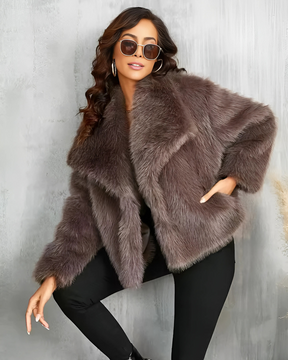 Casaco Sabrina felpuda e gola ampla